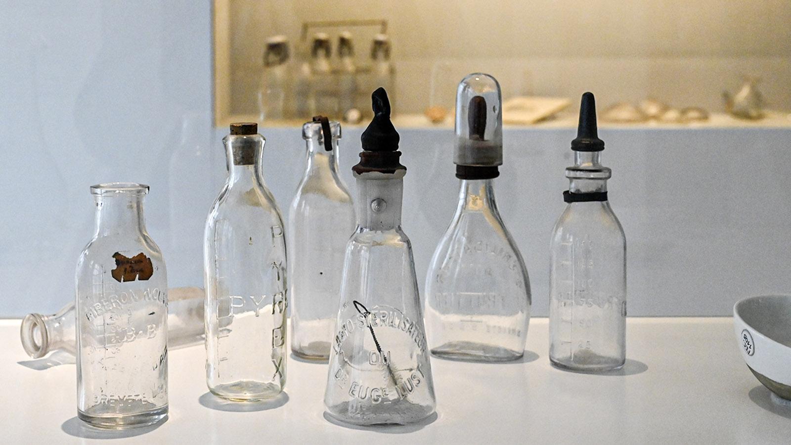 Die ersten Säuglingsflaschen, erfunden in Fécamp. Foto: Hilke Maunder
