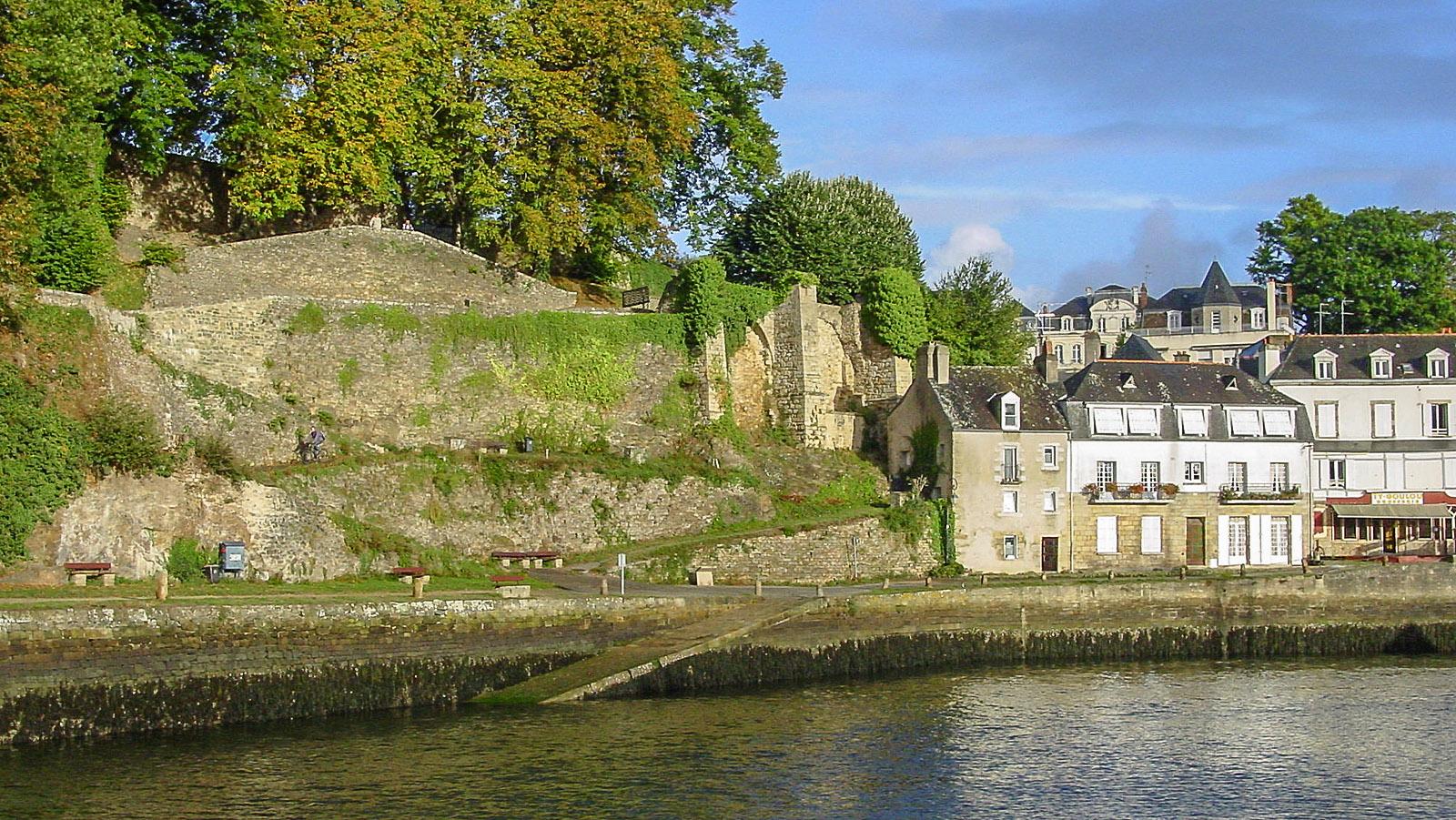 Auray: Blick auf das Stadtviertel und alte Schlossmauern am linken Ufer des Loc'h. Foto: Hilke Maunder
