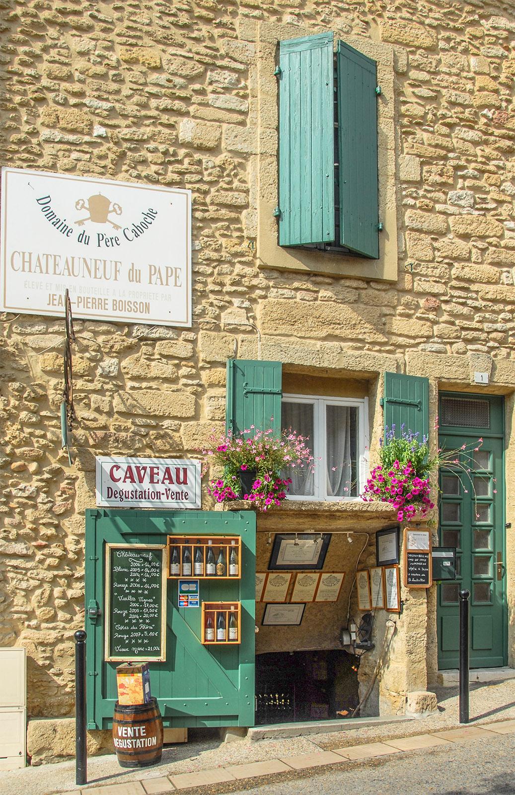 Weinverkauf in der Altstadt von Châteauneuf-du-Pape. Foto: Hilke Maunder