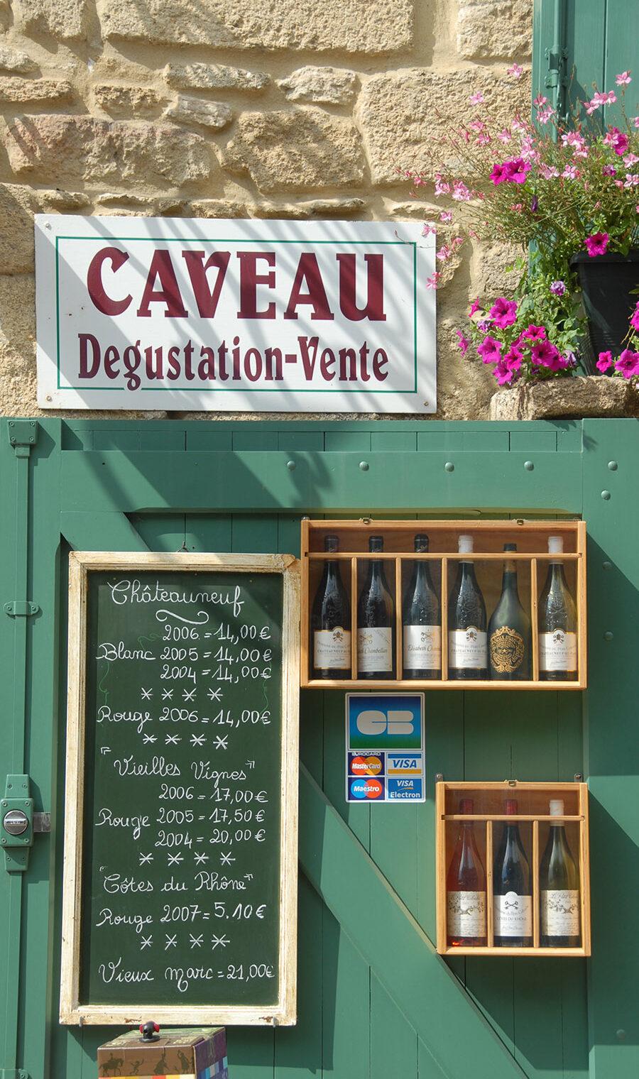 Weinverkauf in der Altstadt von Châteauneuf-du-Pape. Foto: Hilke Maunder