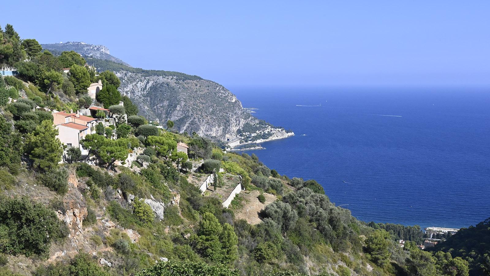 Blick von der Panoramastraße von Nizza nach Menton auf die Riviera-Küste bei Èze Foto: Hilke Maunder