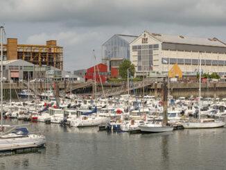 Blick über den Hafen auf den FRAC von Dunkerque. Foto: Hilke Maunder