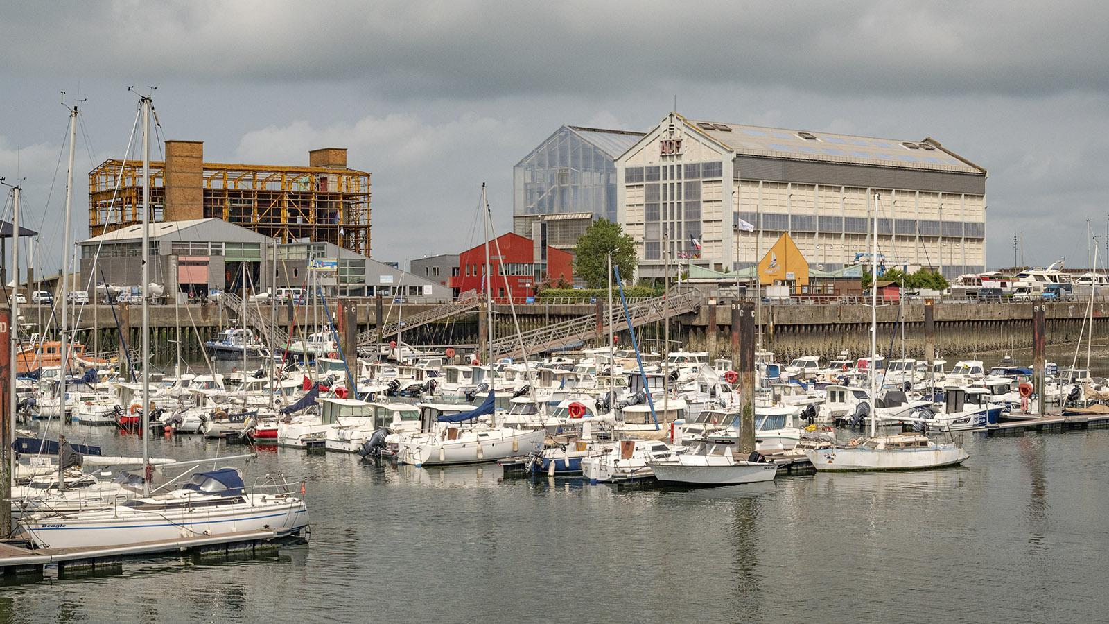 Der Blick über den Hafen auf den <em>FRAC</em> von Dunkerque. Das Trockendock links soll sich in ein Hotel oder in Eigentumswohnungen wandeln. Foto: Hilke Maunder