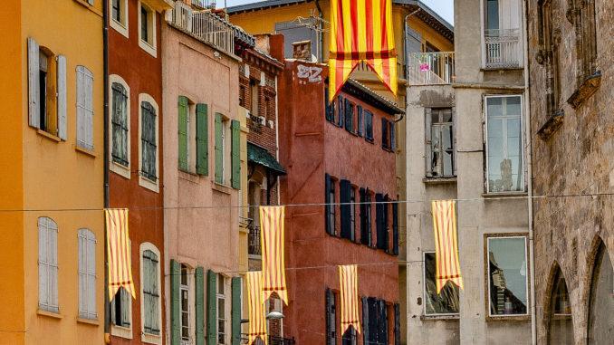Perpignan schmückt seine Gassen mit dem katalanischen Banner Sang et Or, Blut und Gold. Foto: Hilke Maunder