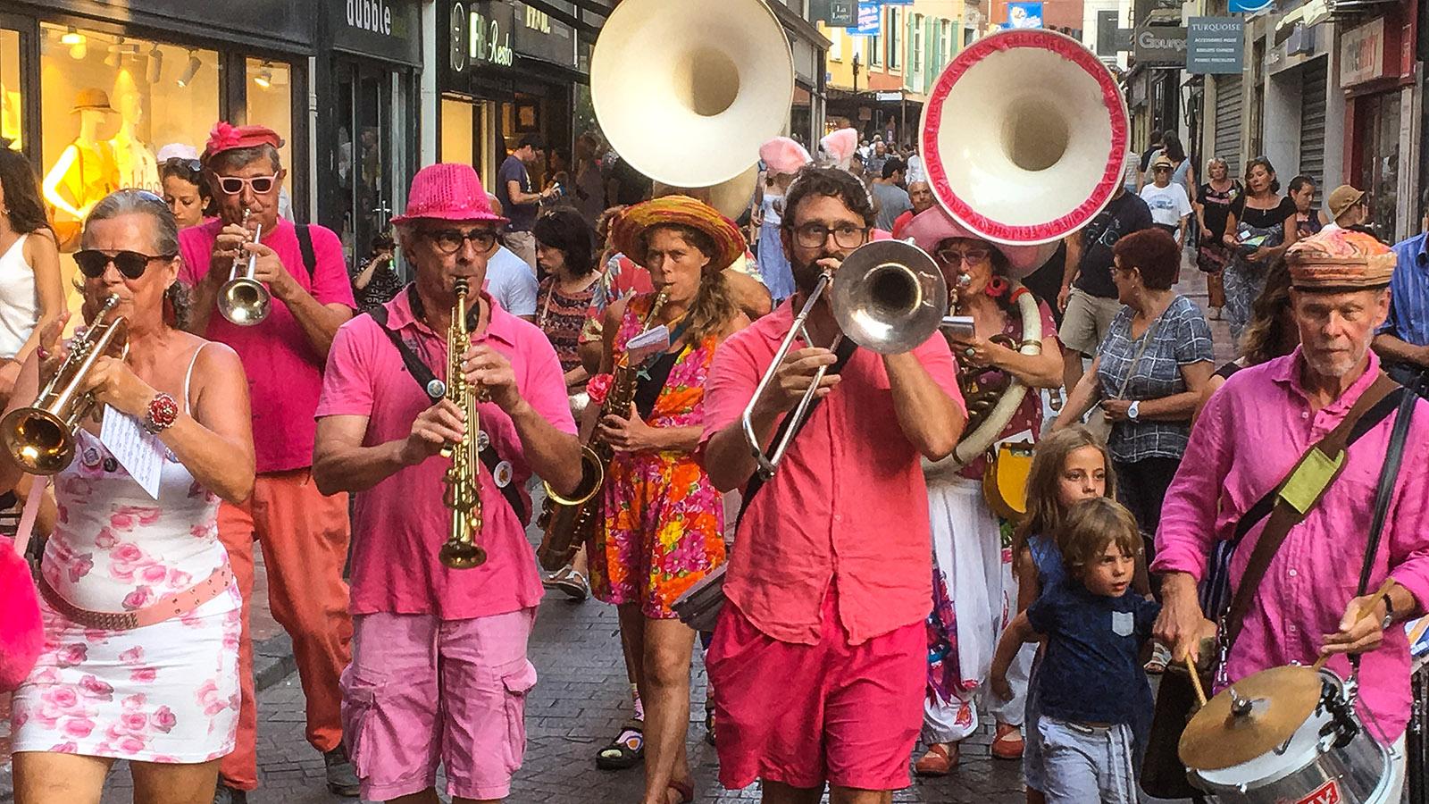 Jeudi de Perpignan: im Juli und August heißt das: Musik und Straßenkunst bis Mitternacht. Foto: Hilke Maunder