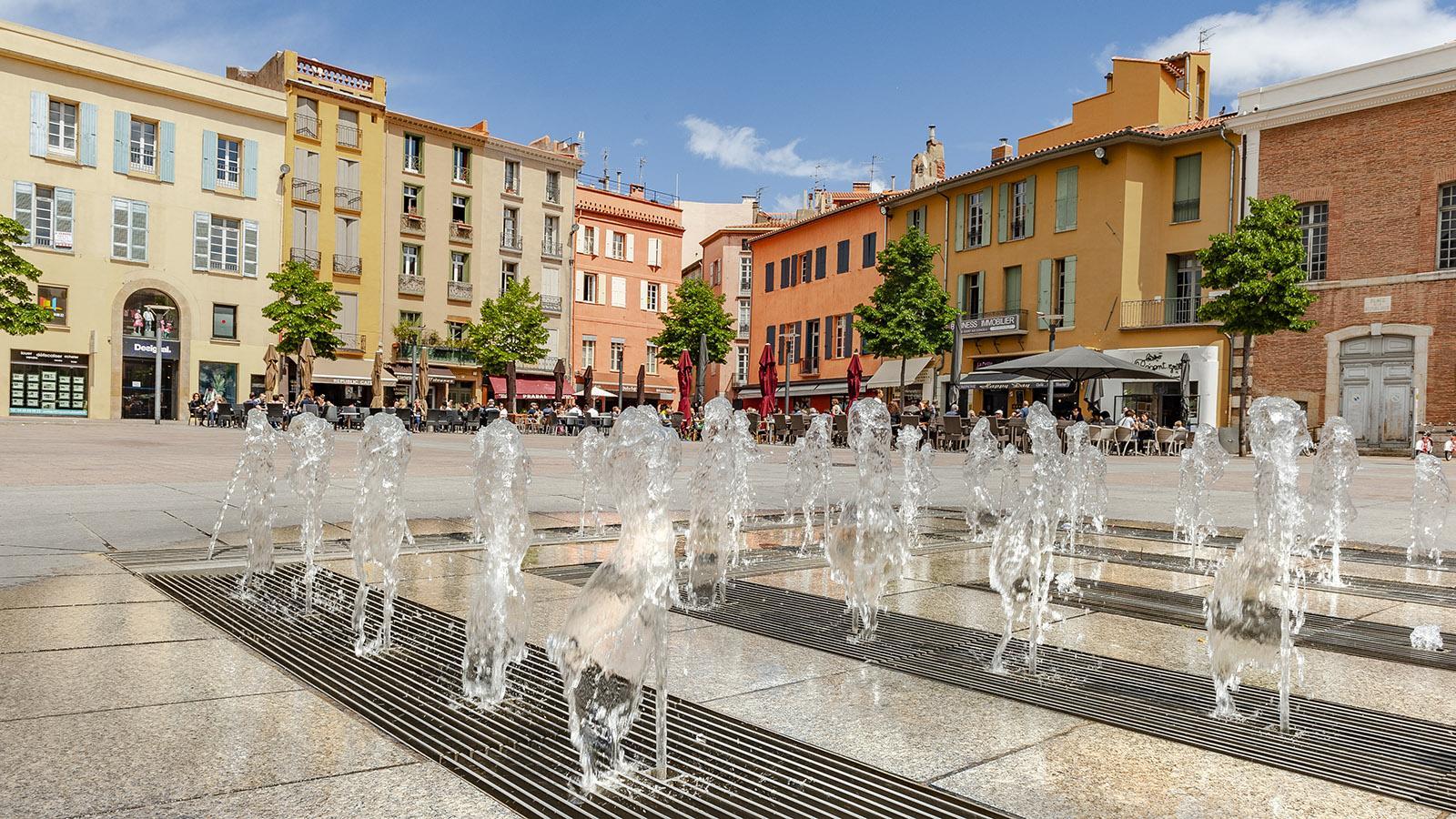 Perpignan: Bodenfontainen kühlen im Sommer die Place de la République – sehr zur Freude der Kinder, die darin umher springen. Foto: Hilke Maunder