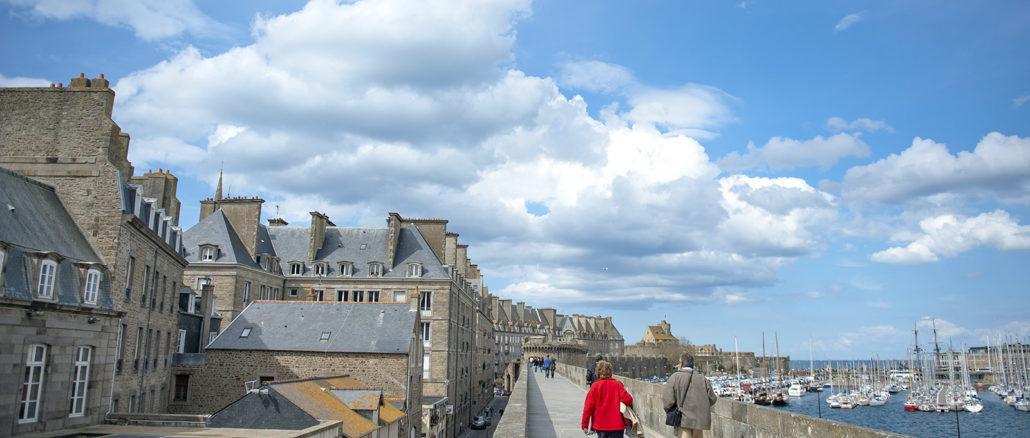 Saint-Malo: Die Wehrmauer umfasst die gesamte ville close. Foto. Hilke Maunder