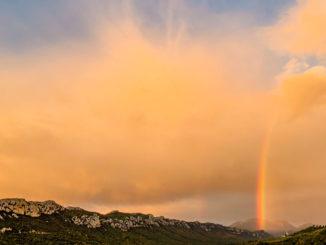 Alle Wetter: Regenbogen über Caudiès. Foto: Hilke Maunder