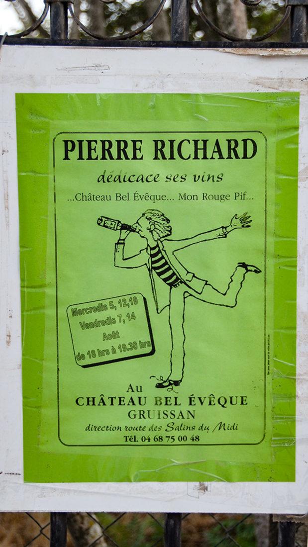 Pierre Richard signiert seine Flaschen! Ein Infoposter des Château Bel Évêque. Foto: Hilke Maunder