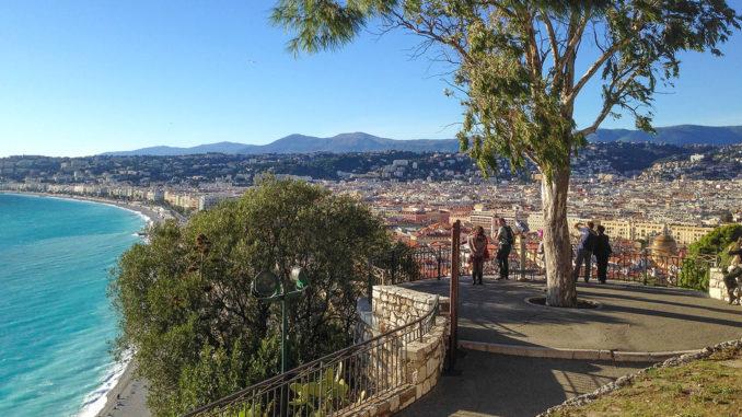 ie schönsten Aussichtspunkte von Nizza: der 360-Grad-Rundblick vom Schlossberg in Nizza. Foto: Hilke Maunder