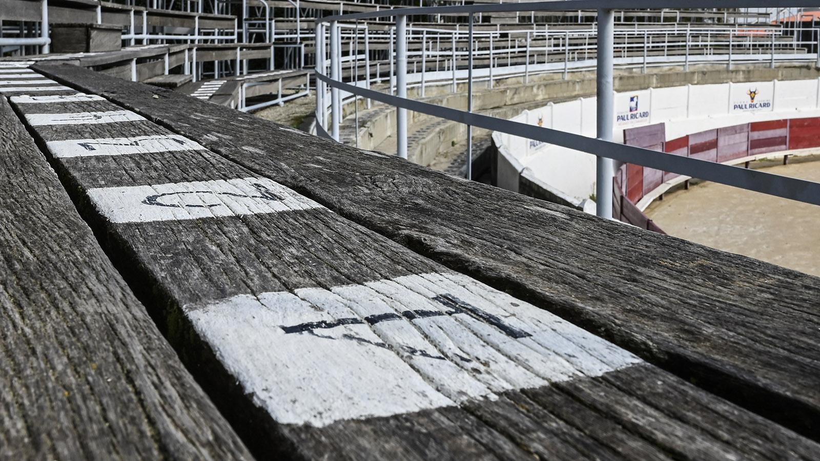 Die Sitzplätze der Stierkampfarenen sind nicht immer komfortabel. – erfahrene Besucher bringens sich Sitzkissen mit. Foto: Hilke Maunder