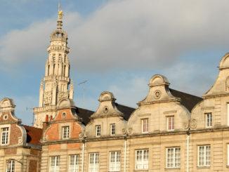 Welterbe in Arras: Die Fassaden der Grande Place im flandrischen Barock, über denen sich der Belfried der Place des Héros erhebt.