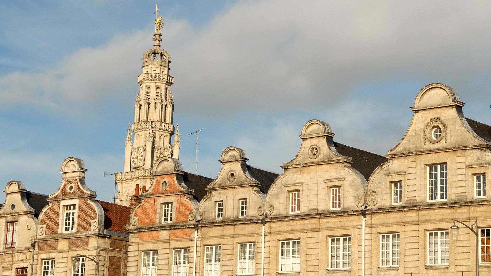 Welterbe in Arras: Die Fassaden der Grande Place im flandrischen Barock, über denen sich der Belfried der Place des Héros erhebt.