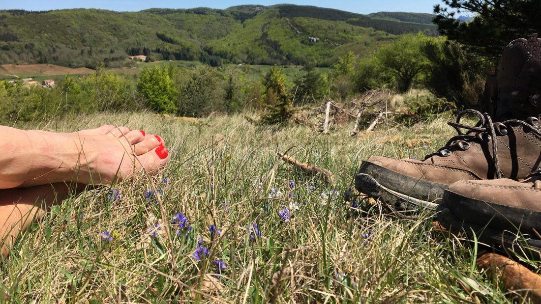Wandern in Frankreich: Pech de Bugarach: Nach dem Aufstieg brauchten meine Füße frische Luft... Foto: Hilke Maunder