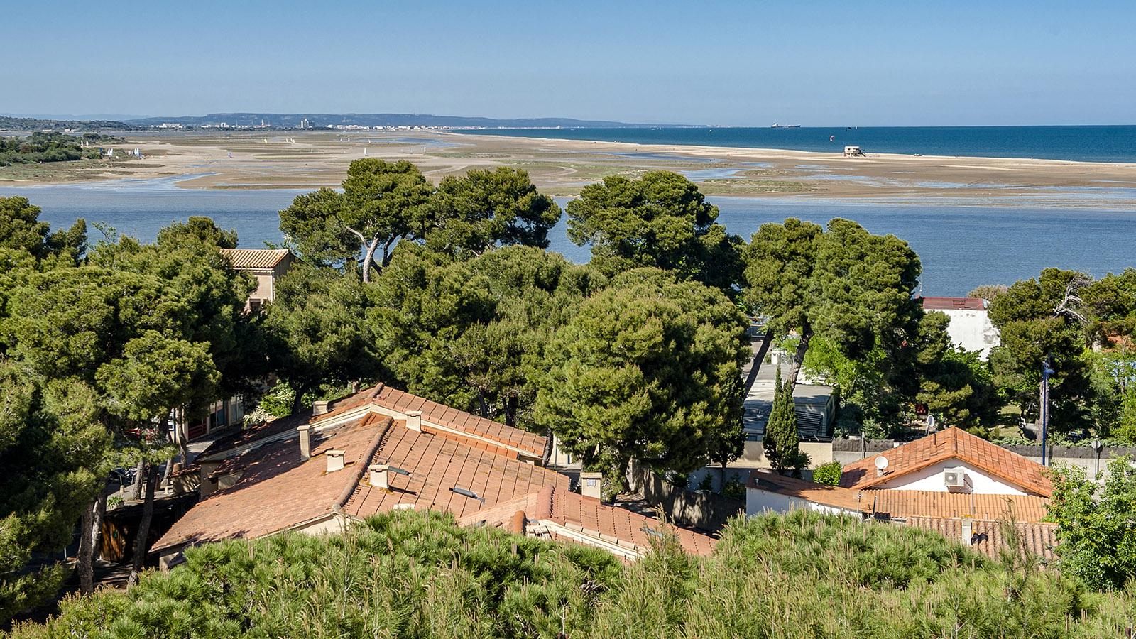 Von der Terrasse schweift der Blick weit über das Mittelmeer bei La Franqui. Foto: Hilke Maunder