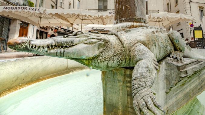 Nîmes: Krokodilbrunnen an der Place du Marché. Foto: Hilke Maunder