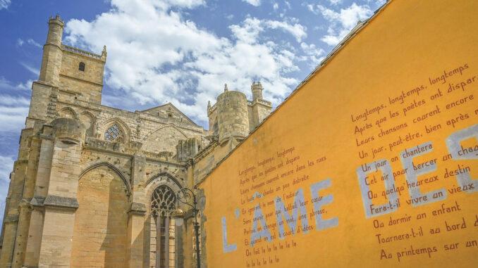 Das Chanson L’ame des poètes schmückt eine Fassade neben der Cathédrale Saint-Just-et-Saint-Pasteur. Foto: Hilke Maunder