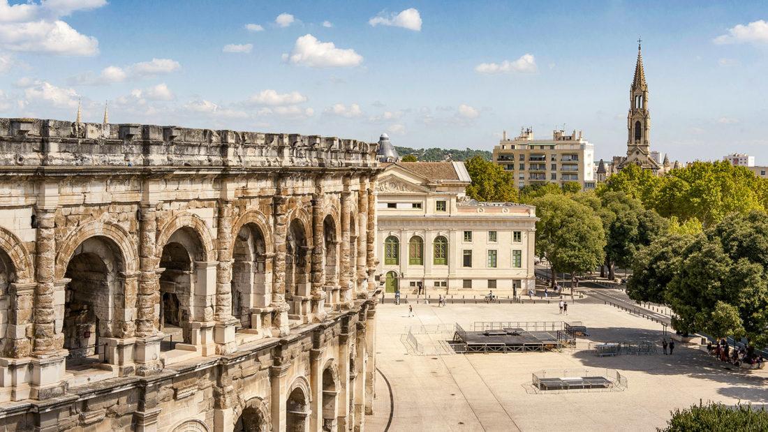 Die Arenen von Nîmes mit der Place des Arènes. Foto: Hilke Maunder