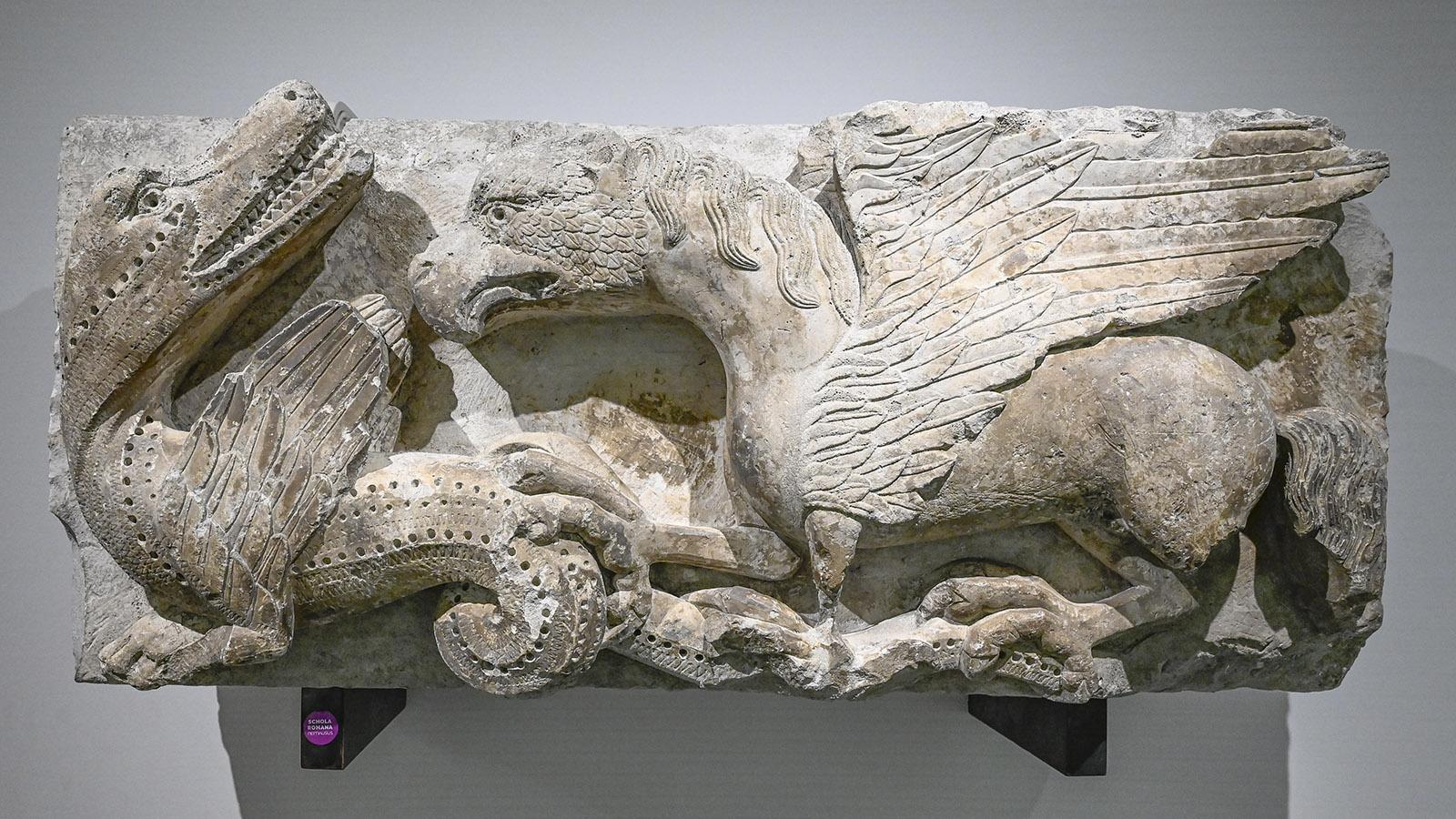 Nîmes: Krokodil oder Drache - Skulptur im Musée de la Romanité. Foto: Hilke Maunder