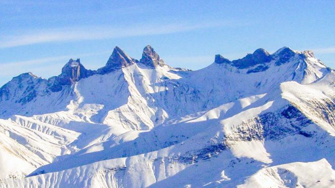 Les Sybelles: Blick auf die Bergspitzen der Aiguilles d'Arves, die zum Wahrzeichen des Skigebietes wurden. Foto: Hilke Maunder