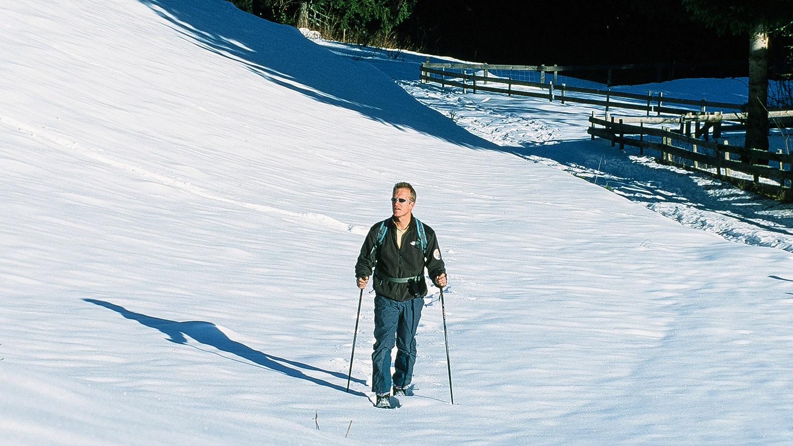 Serge Errat kann dank der Schneeschuhe abseits der Wege an den Dômes de Miage wandern. Foto: Hilke Maunder