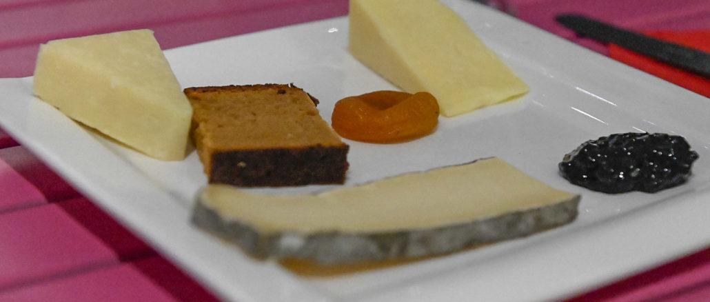 Käse der Auvergne: Cantal, Salers und Saint-Nectaire, vereint auf einer Käseplatte mit Gewürzbrot. Foto: Hilke Maunder
