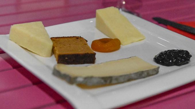 Käse der Auvergne: Cantal, Salers und Saint-Nectaire, vereint auf einer Käseplatte mit Gewürzbrot. Foto: Hilke Maunder