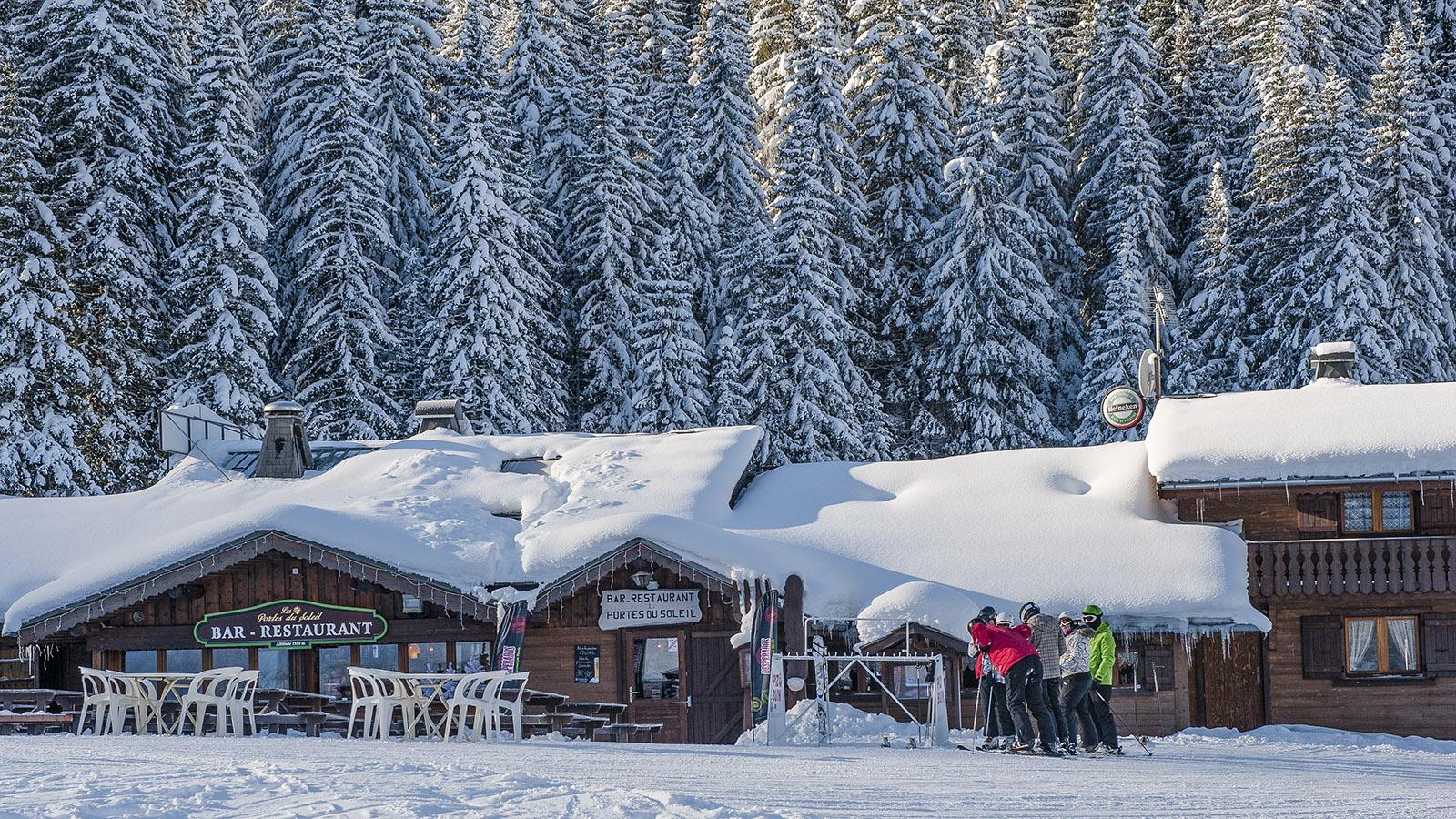 Châtel: Tief verschneit - die Berghütten im Skigebiet. Foto: Hilke Maunder