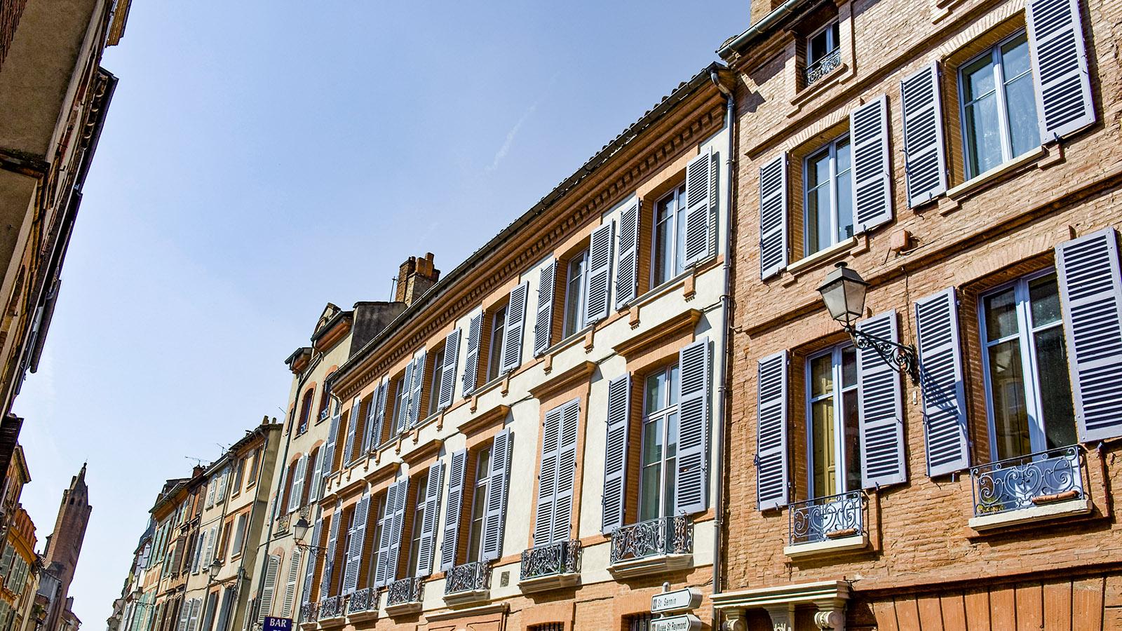 Toulouse: Pastel trifft Backstein auf den Fassaden der Rue du Taur. Foto: Hilke Maunder