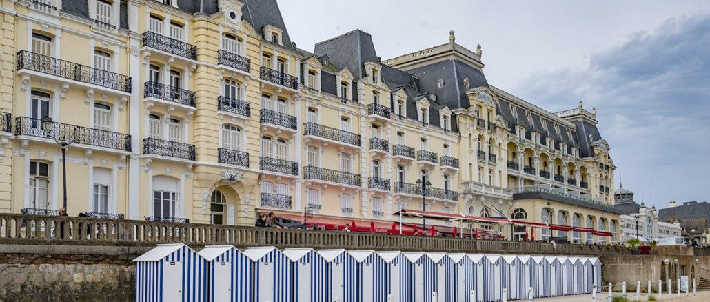 Das Grand Hôtel von Cabourg zur Strandseite. Foto: Hilke Maunder