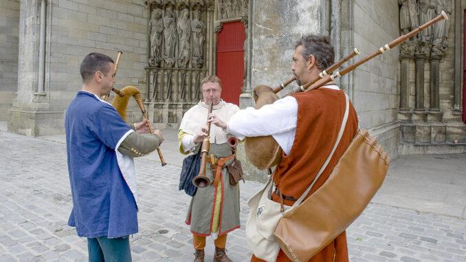 Laon: Auch vor der Kathedrale musizieren bei der Fête Médiévale die Musikanten. Foto: Hilke Maunder