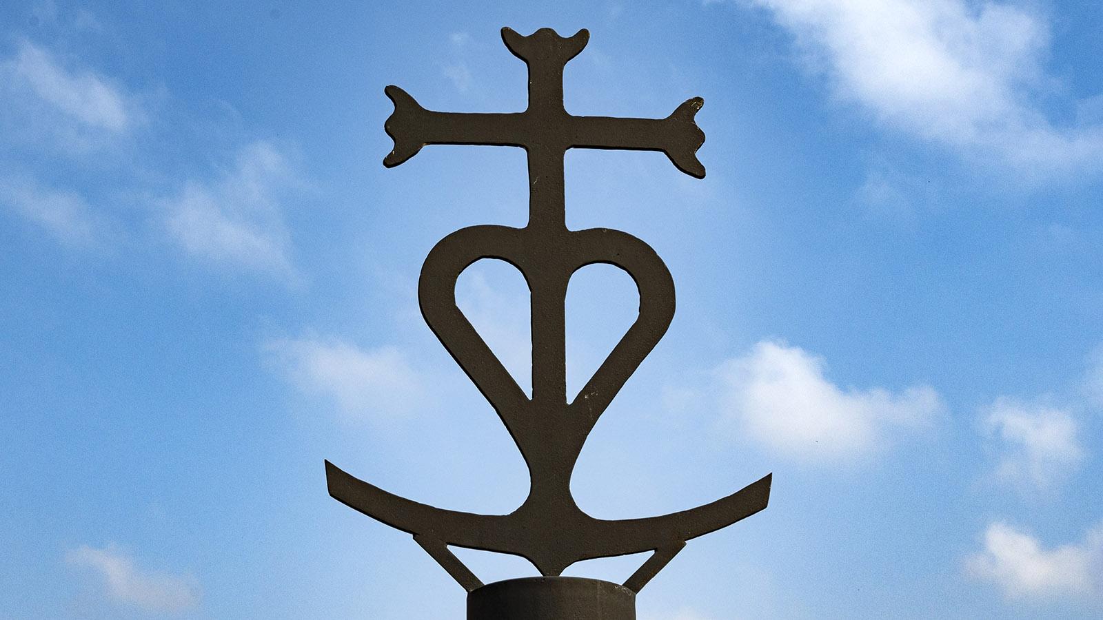 Glaube, Liebe, Hoffnung: die drei Symbole im Kreuz der Camargue, Foto: Hilke Maunder