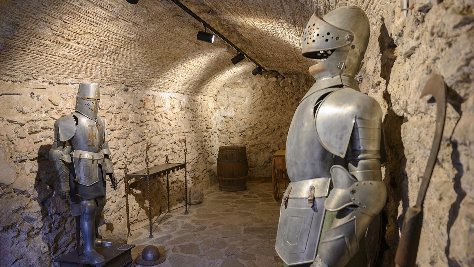 Diese Ritterausrüstungen sind in der Burg ausgestellt. Foto: Hilke Maunder