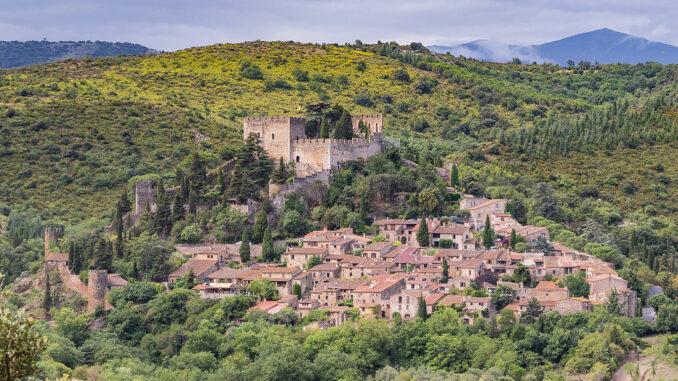 Der Blick auf Castelnou vom Aussichtspunkt. Foto: Hilke Maunder