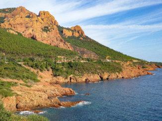 Die Küste beim Estérel-Gebirge an der Côte d'Azur. Foto: Hilke Maunder