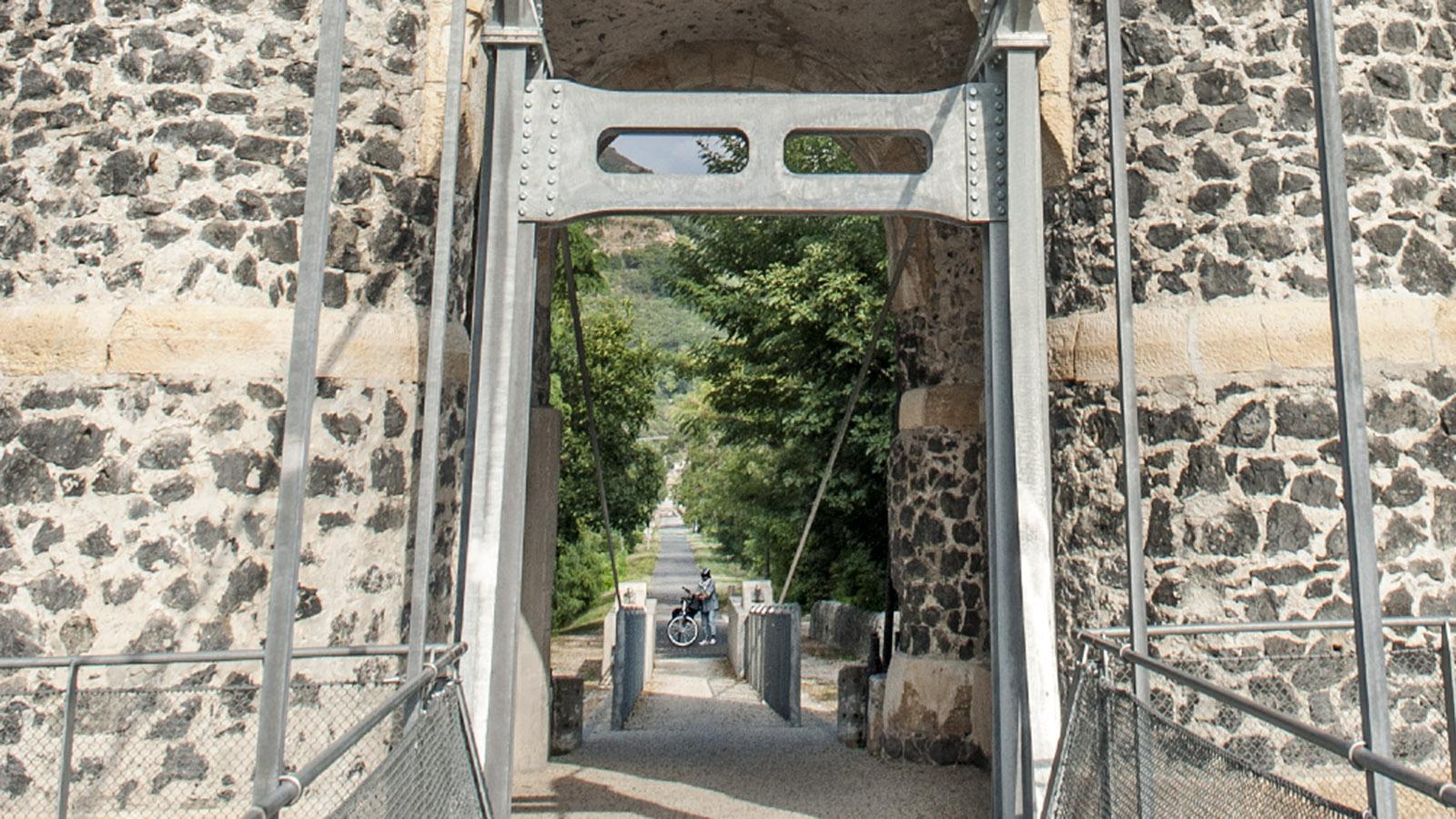 Der Torturm der Hängebrücke mit der Ausfahrt Richtung Rochemaure. Foto: Hilke Maunder