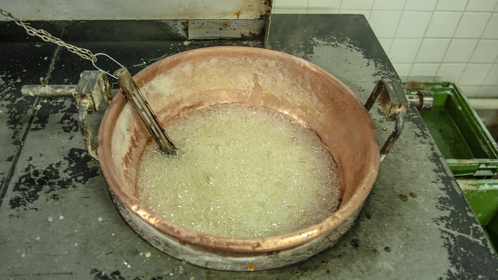 Suprem' Nougat Savin: In großen Kupferkesseln blubbert die Zuckermischung. Foto: Hilke Maunder