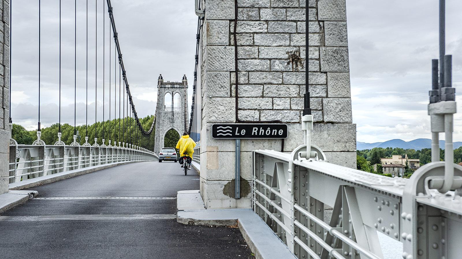 ViaRhôna: Auf der Rhônebrücke von La Voulte-surRhône teilt sich der Radwanderweg die Fahrbahn mit anderen Fahrzeugen. Foto: Hilke Maunder