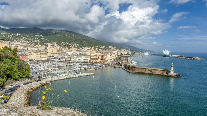 Bastia: Blick von der Zitadelle auf Stadt und Hafen. Foto: Hilke Maunder