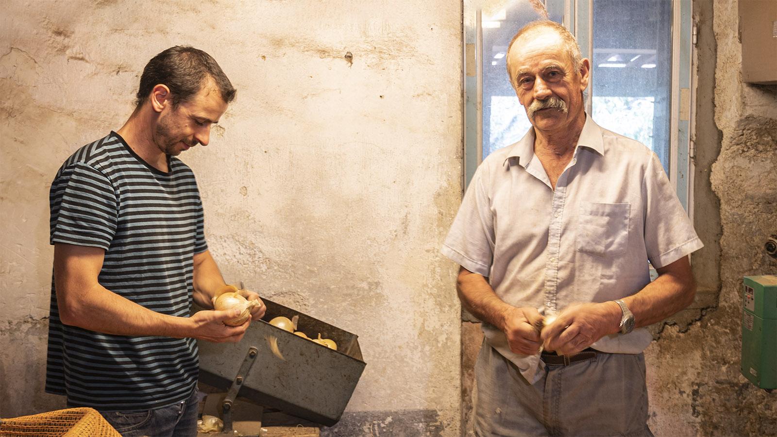 Vater und Sohn beim Zwiebelputzen für de Verkauf: Alain und Guillaume Sauzet in Saint-Martial. Foto: Hilke Maunder