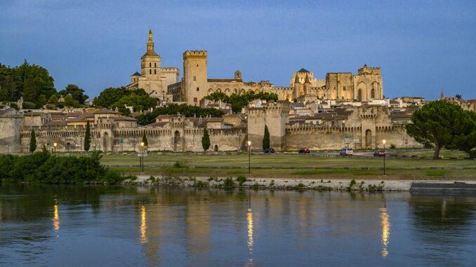 Blick von der Rhône auf die alte Papststadt Avignon am frühen Abend. Foto: Hilke Maunder