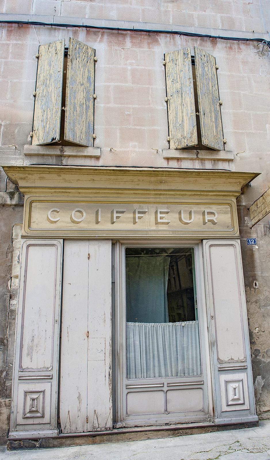 Saint-Rémy-de-Provence: Fassade eines Friseurs. Foto: Hilke Maunder