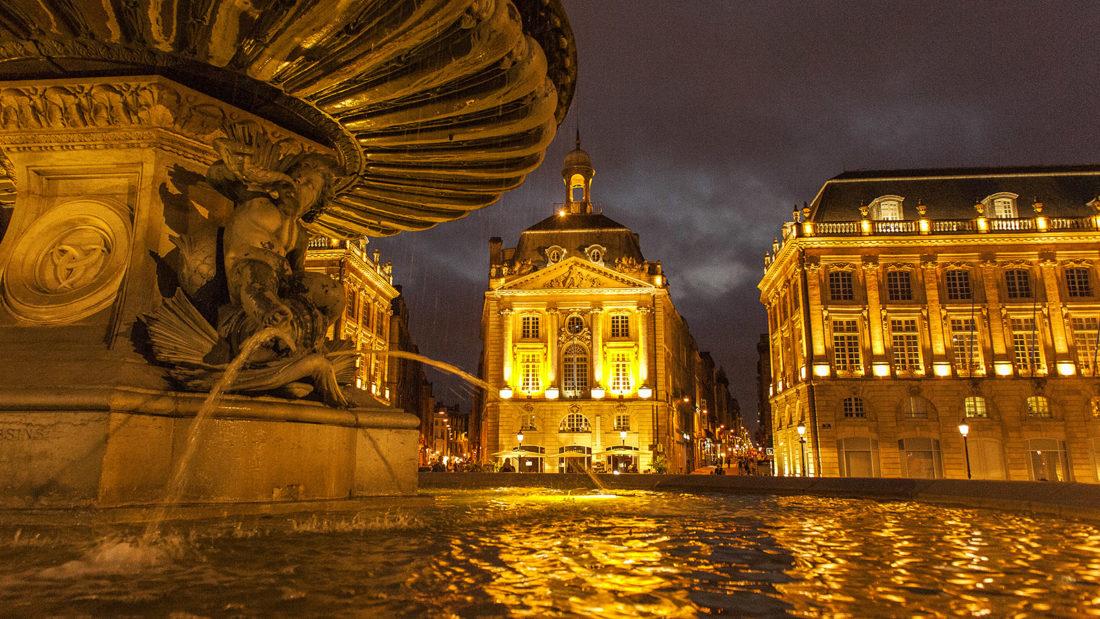 Bordeaux: Place de la Bourse bei Nacht. Foto: Hilke Maunder