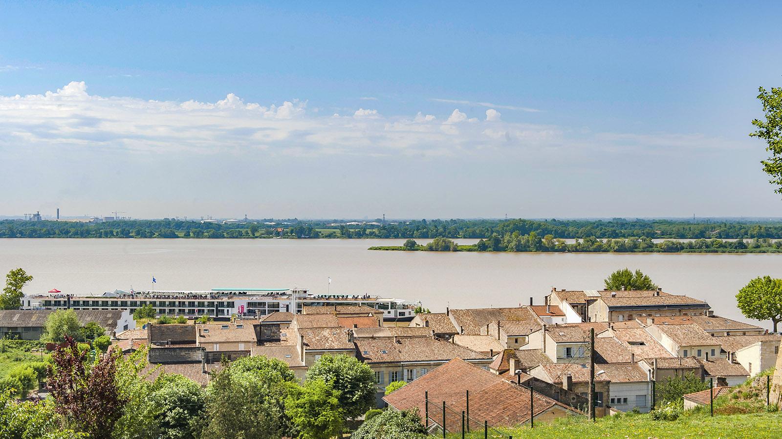 Bourg-sur-Gironde: Blick auf den Ort auf die Gironde. Foto: Hilke Maunder