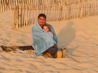 Carcans-Plage: Vater mit Tochter. Foto: Hilke Maunder