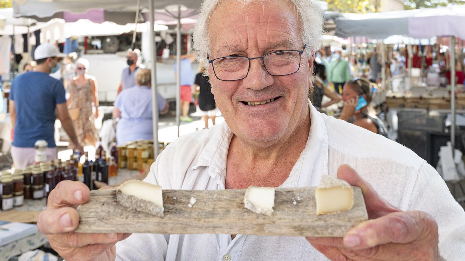 Loic de Saleneuve verkauft auf dem Markt von Saint-Tropez seine hausgemachten Ziegenkäse. Foto: Hilke Maunder