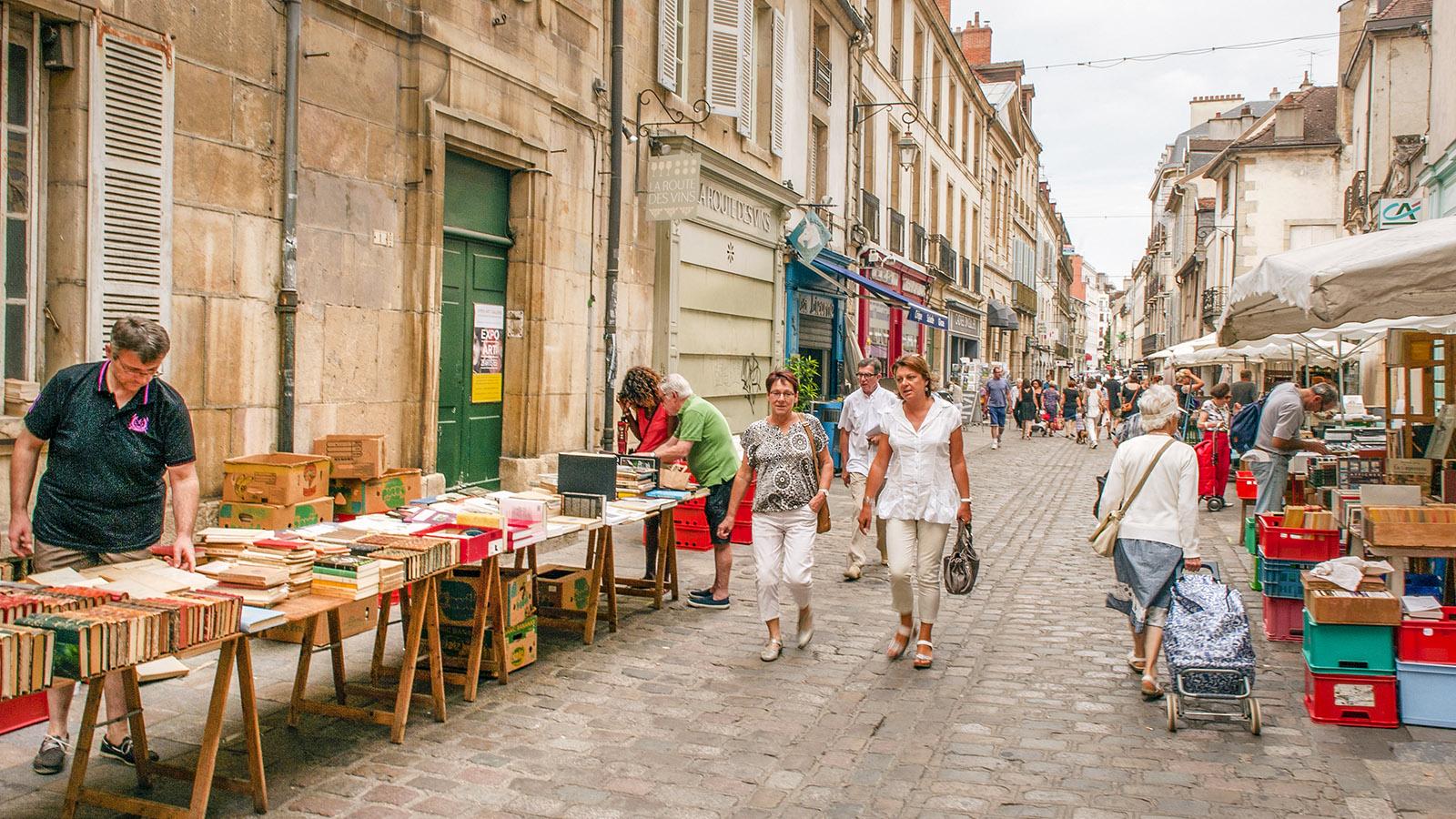 Das bunte Markttreiben des Hallenviertels von Dijon erstreckt sich auch auf die Gassen ringsum. Foto: Hilke Maunder