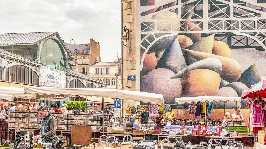 Wochenmärkte in Burgund. Dicht an dicht umgeben Stände auch draußen die Markthalle. Foto: Hilke Maunder