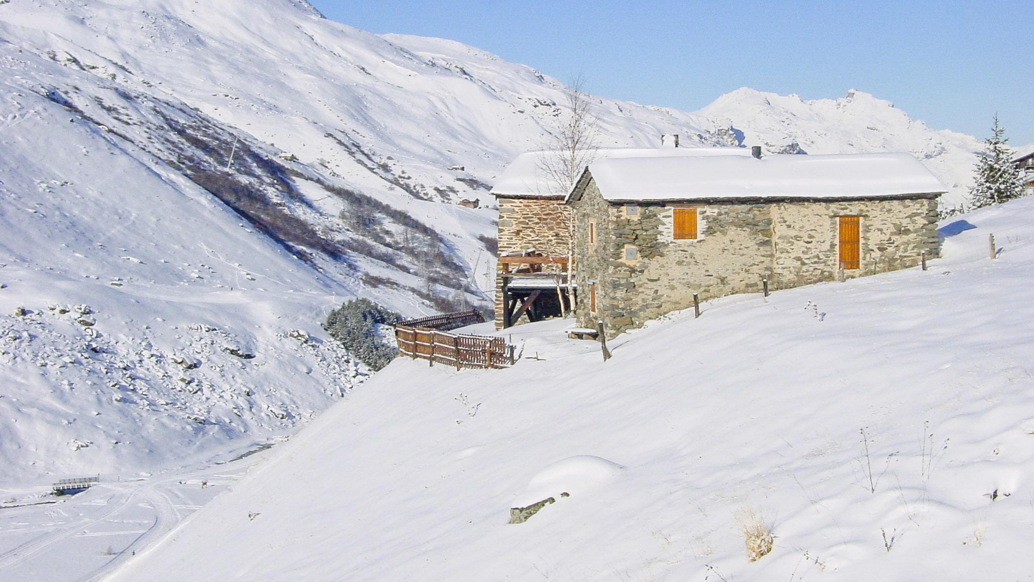 Val Thorens: Ein altes Farmgebäude an der Straße nach Les Menuires; im Hintergrund Pointe de la Masse (2.804 m). Foto: Hilke Maunder