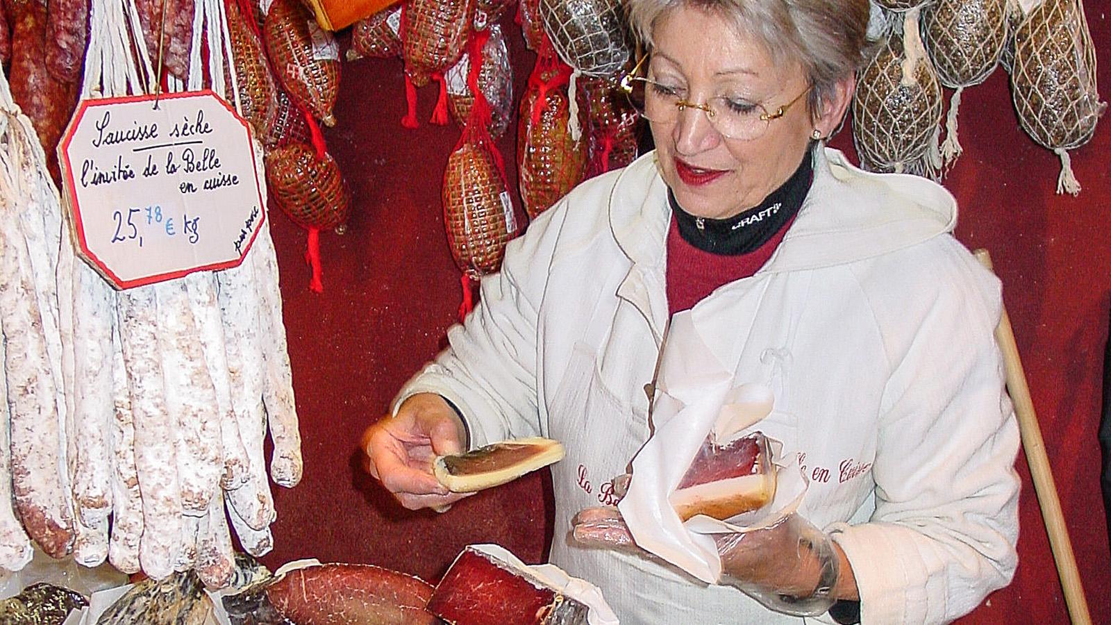 Val Thorens: Ginette Bondier, Inhaberin des Feinkostladens "La Belle en Cuisse" mit Käse und Charcuterie-Spezialitäten aus Savoyen und Italien. Foto: Hilke Maunder